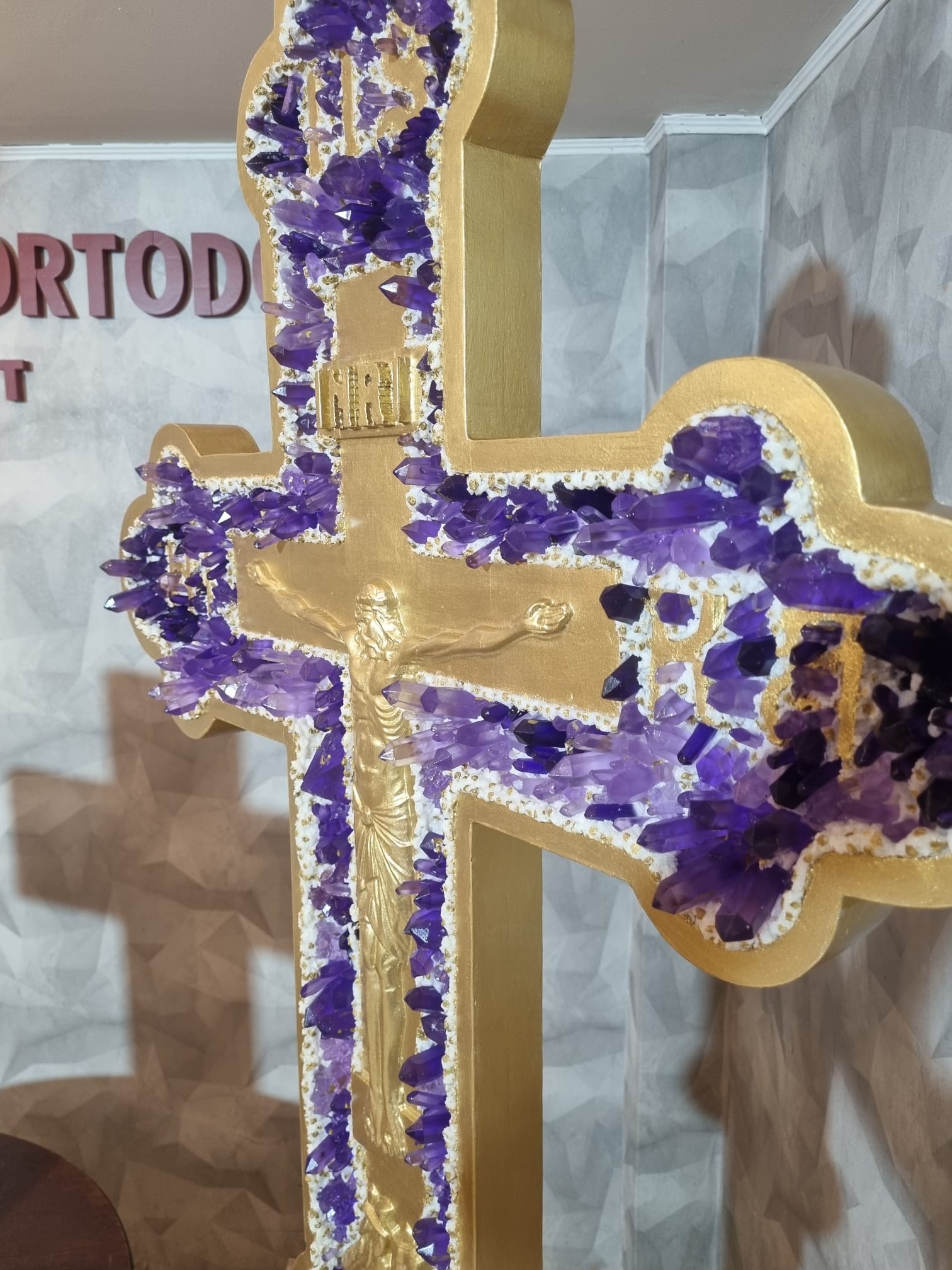 Cruce cu cristale violet